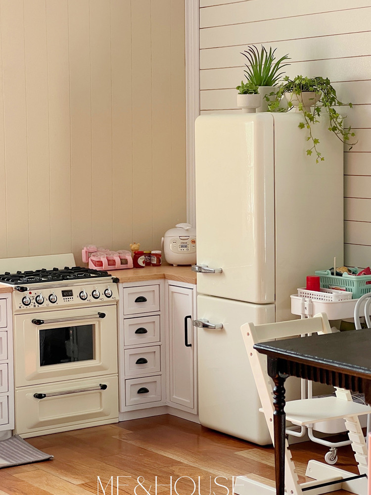 Kitchen Queen - ドールハウスモデル家具アクセサリー、ライト付き金属冷蔵庫、キッチン家電、bjd、ob11、gsc、ブライス、笑、ミニチュア、1:6