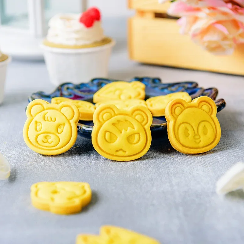 ケーキクッキーどうぶつの森カッターかわいいアニメフィギュアD - Kitchen With Baking Area のレビューと価格
